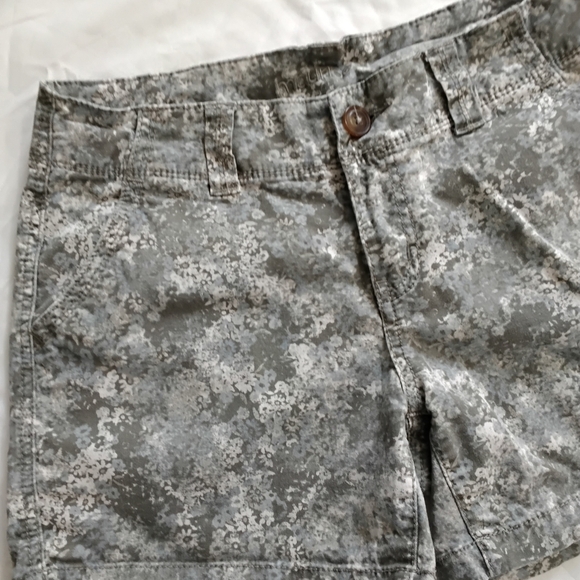 Maurices Gray Camouflage Women's Shorts Size 5/6 - Picture 3 of 8